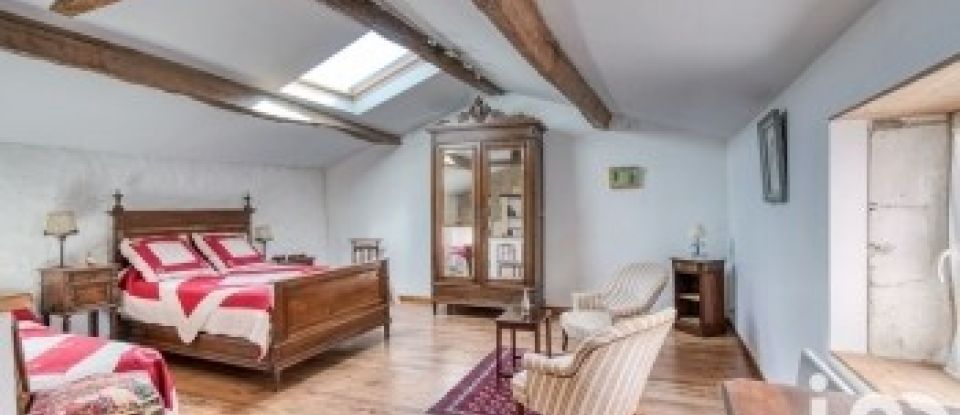 Maison 15 pièces de 220 m² à Tonnay-Charente (17430)