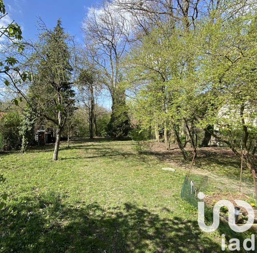 Land of 650 m² in Chessy (77700)