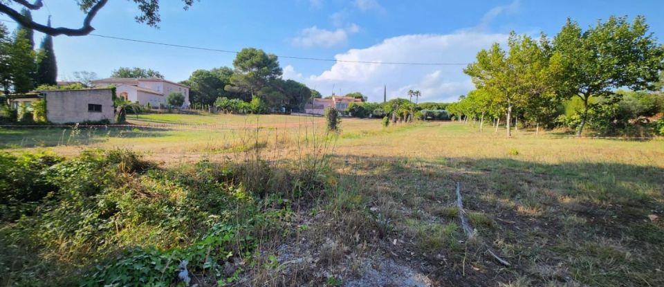 Terrain de 1 214 m² à Fréjus (83600)