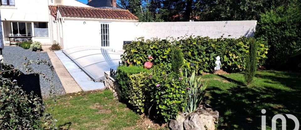 Traditional house 5 rooms of 160 m² in Petosse (85570)