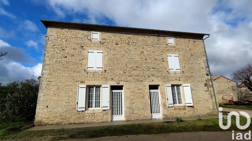 Village house 3 rooms of 77 m² in Longré (16240)