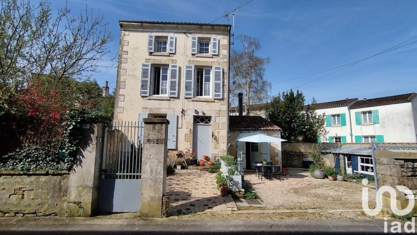 Town house 3 rooms of 85 m² in Aulnay (17470)