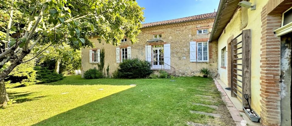 Maison 8 pièces de 238 m² à Saint-Soulan (32220)