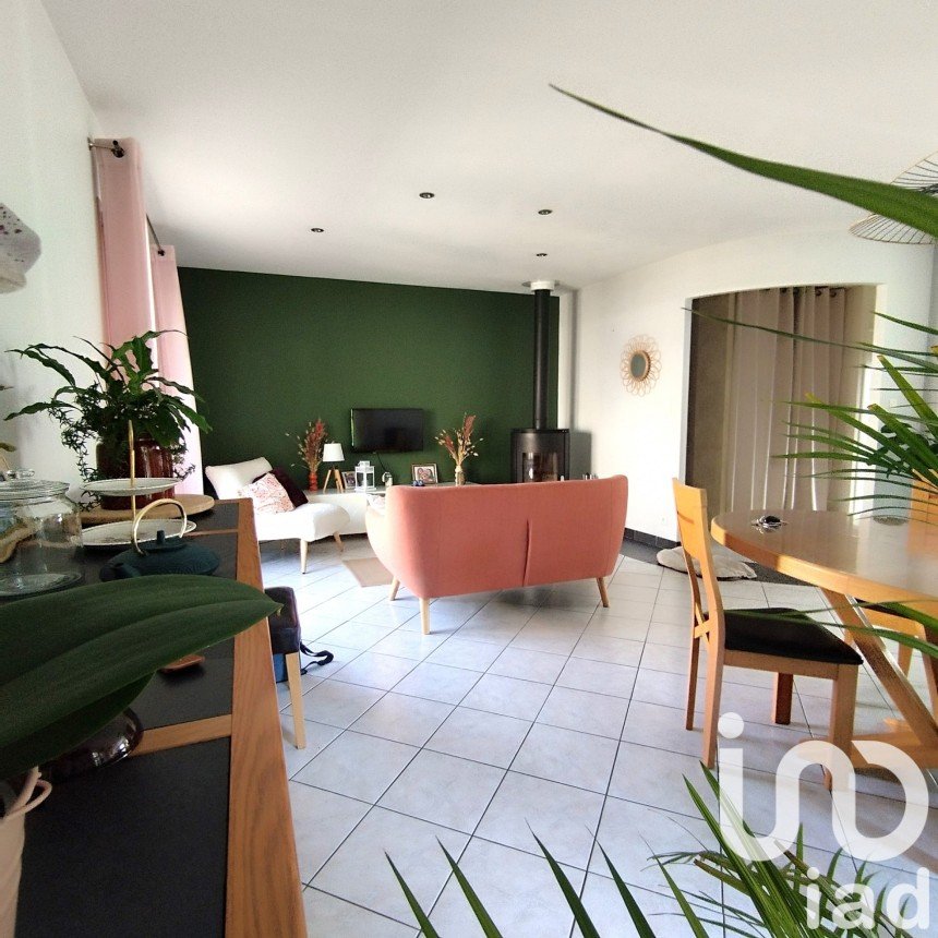 House 5 rooms of 94 m² in BEAUPRÉAU (49600)