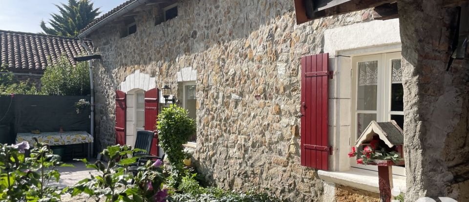 Village house 6 rooms of 100 m² in Milhac-de-Nontron (24470)