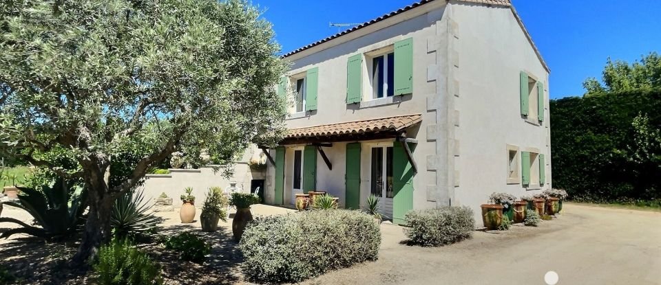 Maison traditionnelle 9 pièces de 240 m² à Fontvieille (13990)