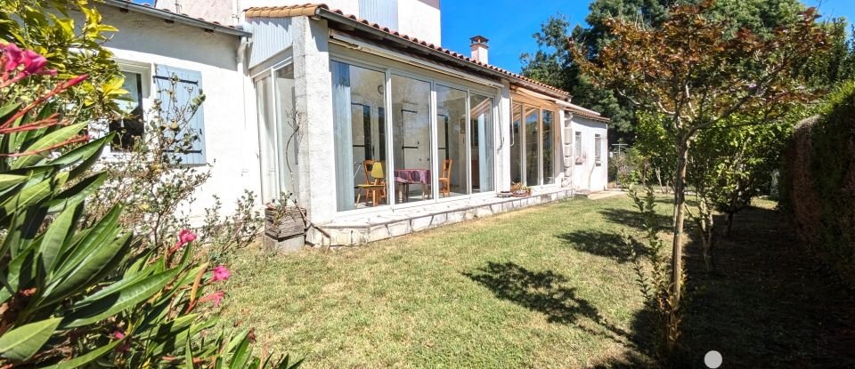 House 5 rooms of 145 m² in Saujon (17600)