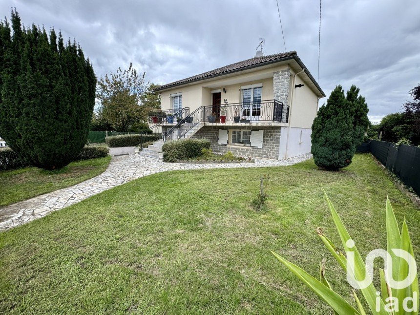 House 5 rooms of 114 m² in Parthenay (79200)