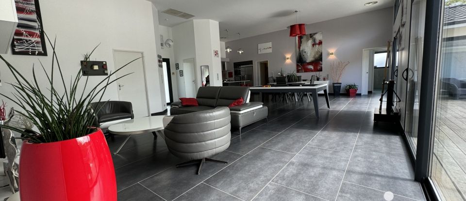 Maison 7 pièces de 218 m² à Castres-Gironde (33640)