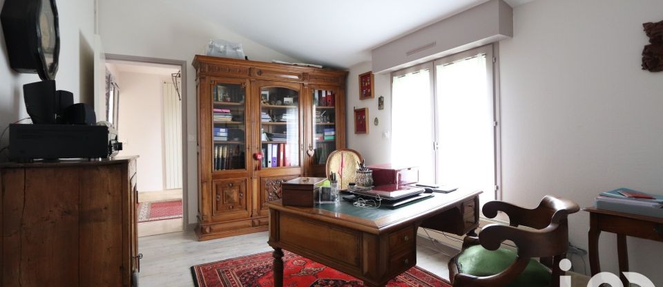 House 6 rooms of 185 m² in Villeneuve-la-Comtesse (17330)