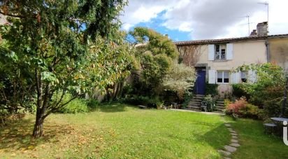 Townhouse 5 rooms of 200 m² in Saint-Jean-d'Angély (17400)