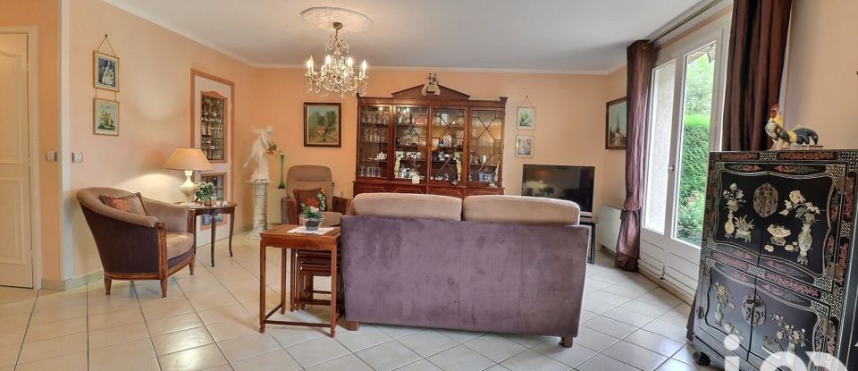 Traditional house 7 rooms of 153 m² in Ozoir-la-Ferrière (77330)