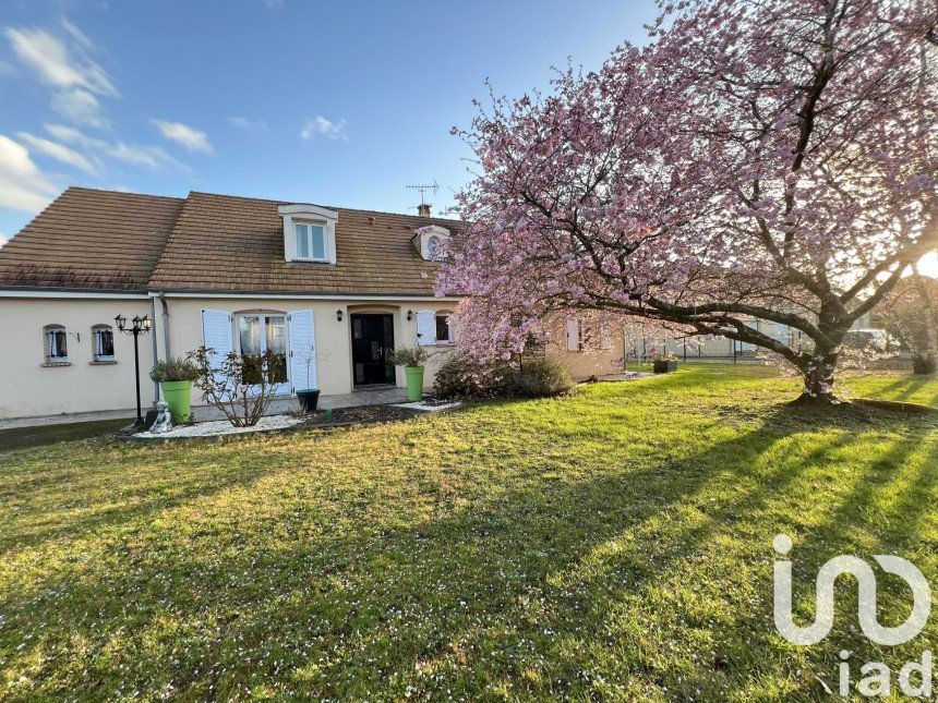 House 7 rooms of 188 m² in Roézé-sur-Sarthe (72210)