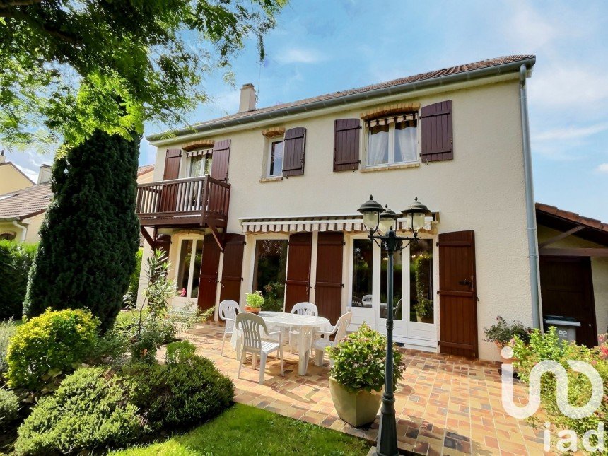 Traditional house 7 rooms of 153 m² in Ozoir-la-Ferrière (77330)