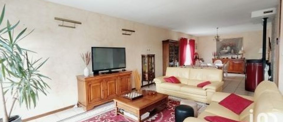 House 4 rooms of 153 m² in Saint-Vincent-Bragny (71430)