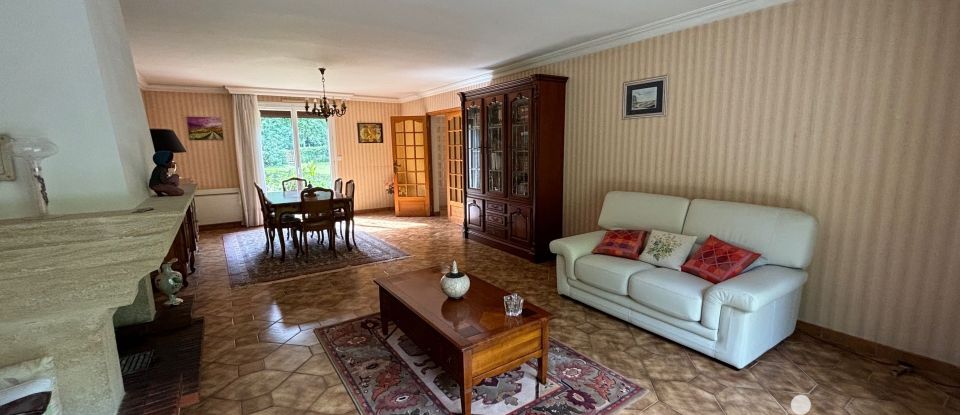 Traditional house 7 rooms of 161 m² in Forges-les-Bains (91470)