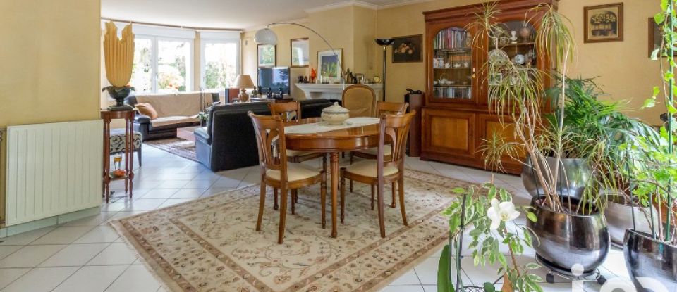 House 8 rooms of 164 m² in Voisins-le-Bretonneux (78960)