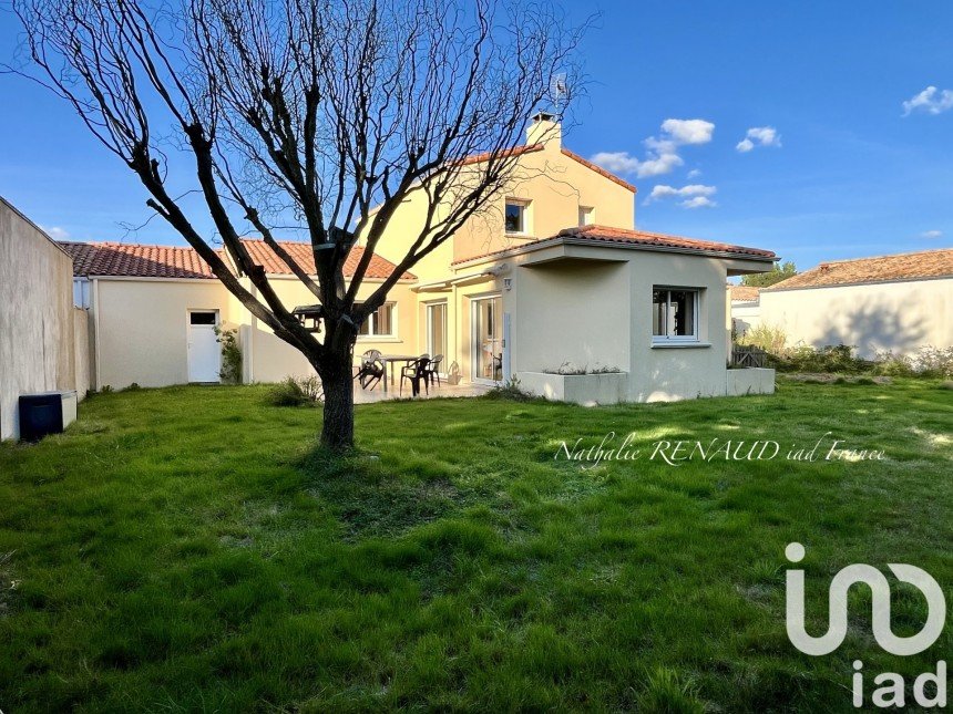 Traditional house 7 rooms of 156 m² in Sallertaine (85300)