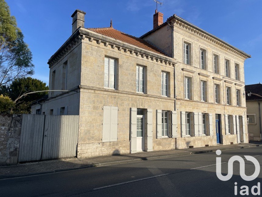 Maison de ville 11 pièces de 280 m² à Saint-Genis-de-Saintonge (17240)