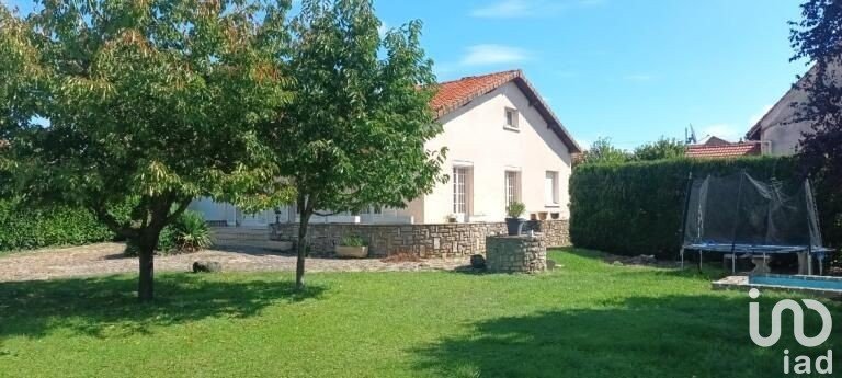 House 5 rooms of 109 m² in Saint-Bonnet-près-Riom (63200)