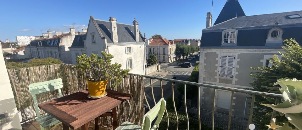 Apartment 3 rooms of 70 m² in La Rochelle (17000)