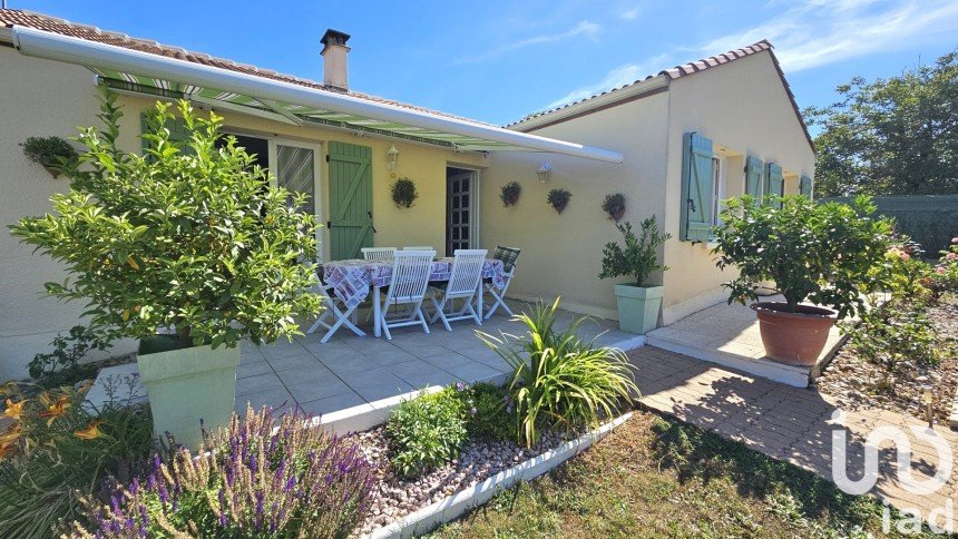 Traditional house 5 rooms of 115 m² in Mornac (16600)