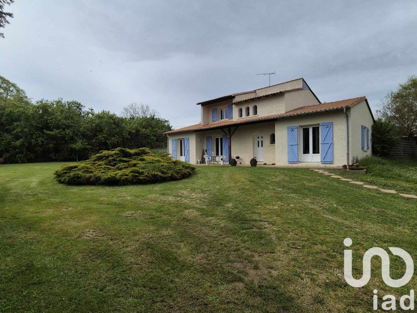 Country house 5 rooms of 151 m² in Romagne (86700)