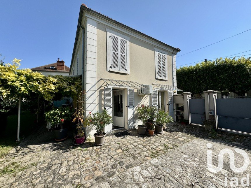 Traditional house 6 rooms of 147 m² in Brie-Comte-Robert (77170)