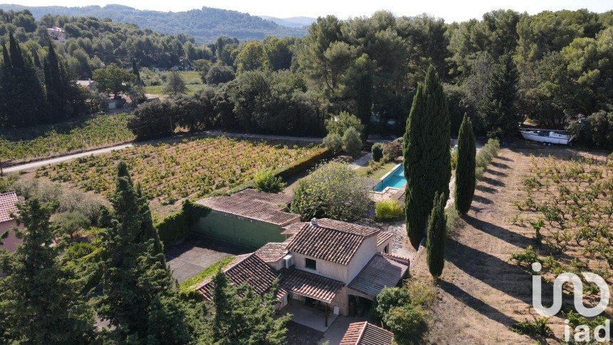 Maison traditionnelle 8 pièces de 222 m² à Le Castellet (83330)