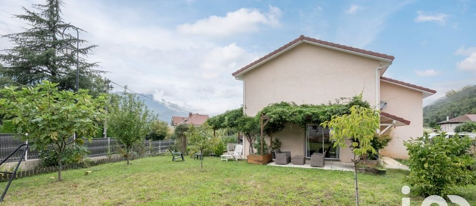 Traditional house 5 rooms of 102 m² in Le Champ-près-Froges (38190)