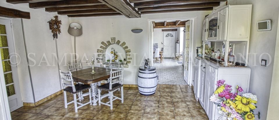 Traditional house 7 rooms of 200 m² in Puiseaux (45390)