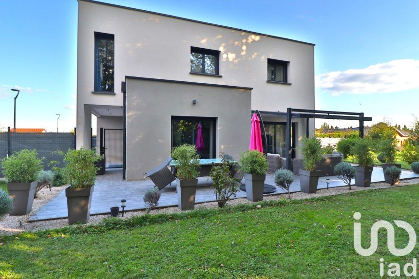 House 6 rooms of 92 m² in Mâcon (71000)