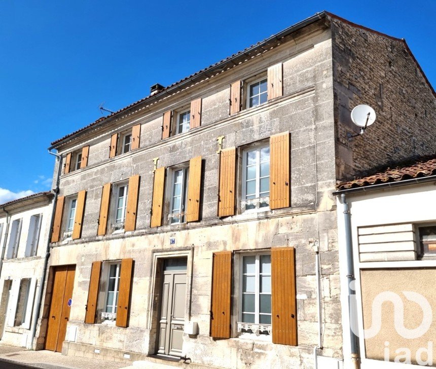 Maison 9 pièces de 220 m² à Jarnac (16200)