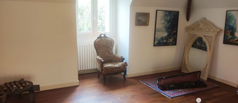 Traditional house 5 rooms of 208 m² in Latresne (33360)