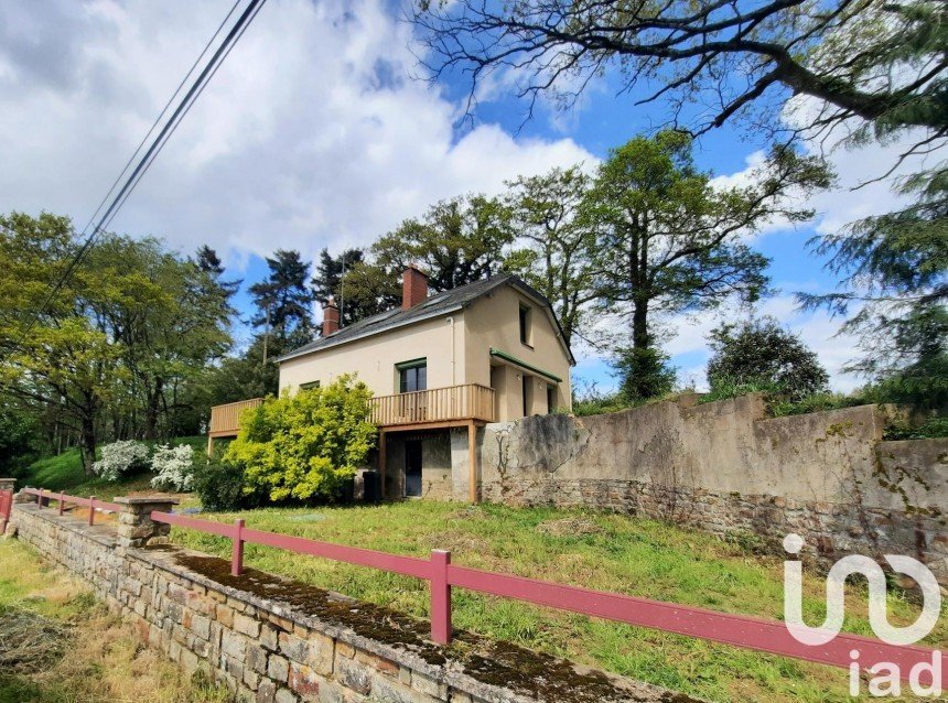 Maison traditionnelle 6 pièces de 140 m² à Rougé (44660)