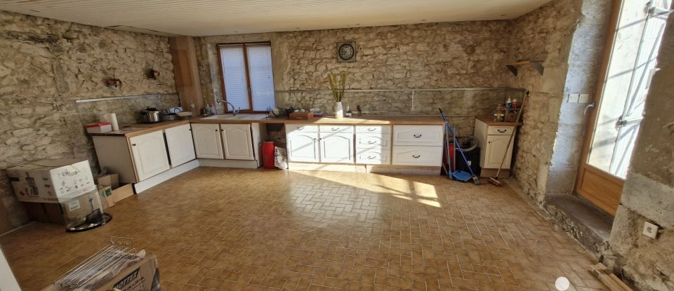 Maison traditionnelle 10 pièces de 337 m² à Saint-Martin-du-Puy (33540)