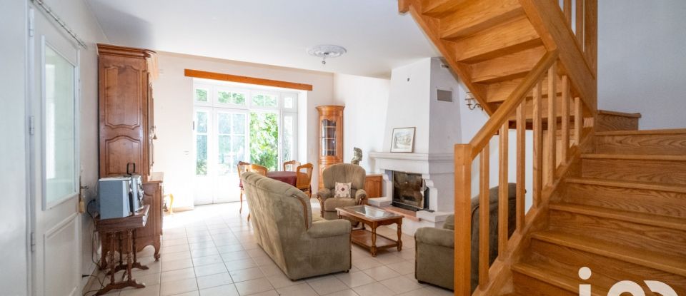 Traditional house 5 rooms of 142 m² in Le Bois-Plage-en-Ré (17580)