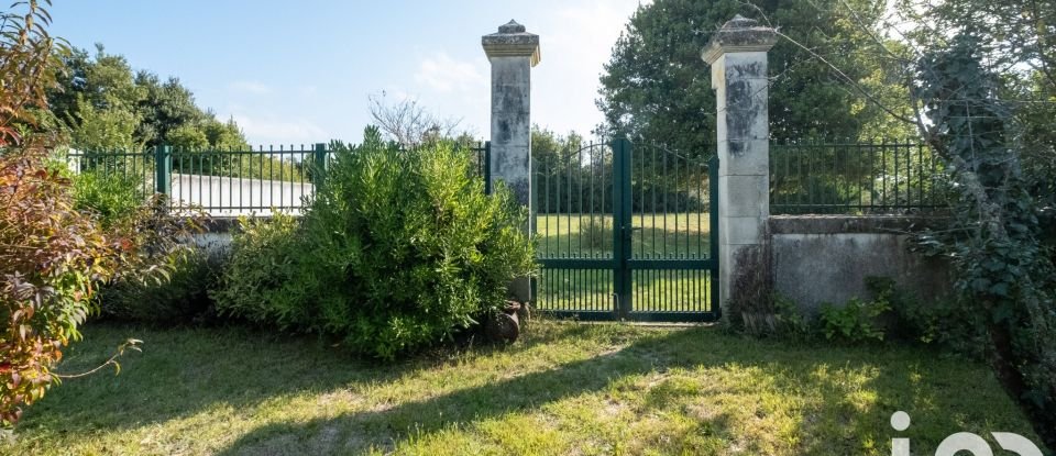 Traditional house 5 rooms of 142 m² in Le Bois-Plage-en-Ré (17580)