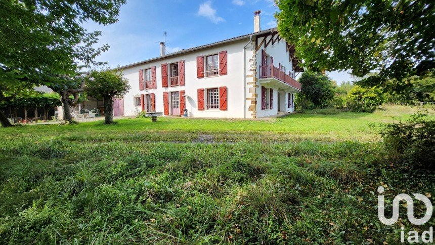 Traditional house 11 rooms of 350 m² in Aïcirits-Camou-Suhast (64120)