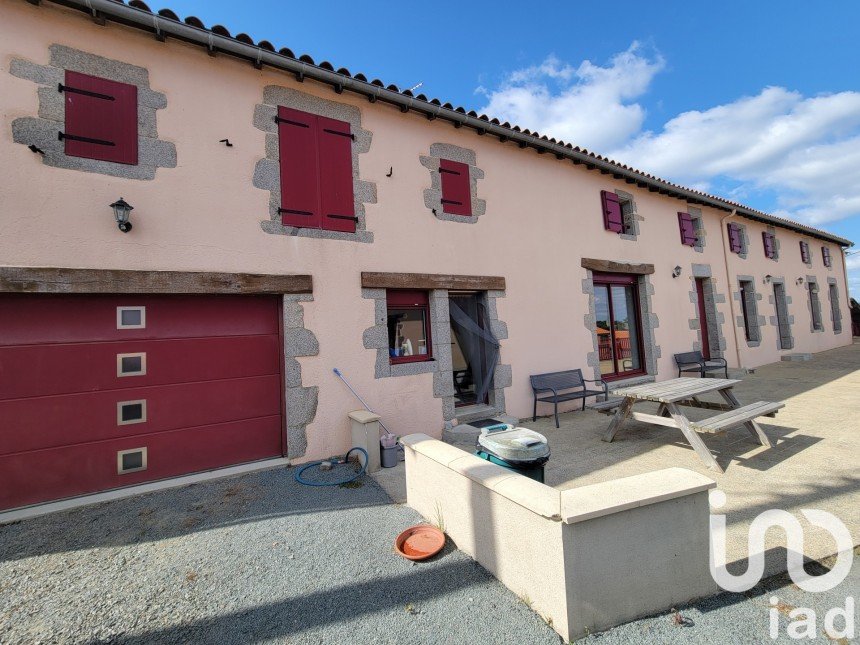 Longère 5 pièces de 217 m² à Saint-Mesmin (85700)