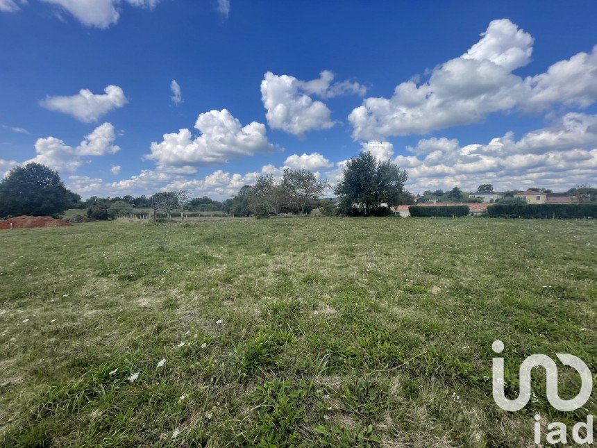 Land of 2,185 m² in Lanquais (24150)