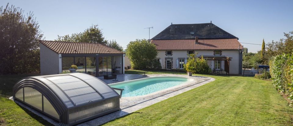 Maison 9 pièces de 225 m² à Pouzauges (85700)