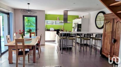 House 8 rooms of 166 m² in Saint-Étienne-de-Montluc (44360)