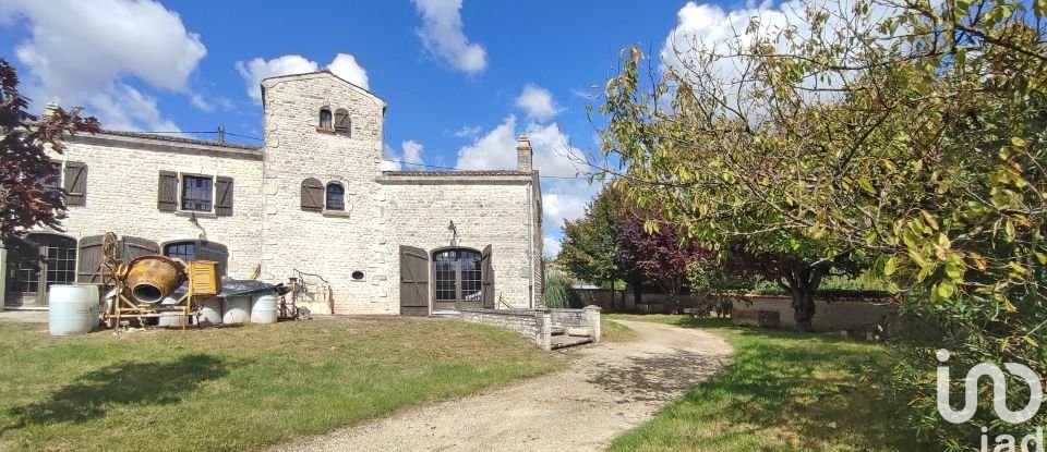 Traditional house 6 rooms of 177 m² in Loiré-sur-Nie (17470)