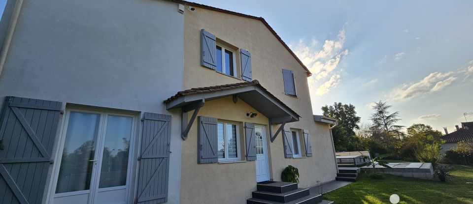 House 8 rooms of 186 m² in L'Isle-d'Espagnac (16340)