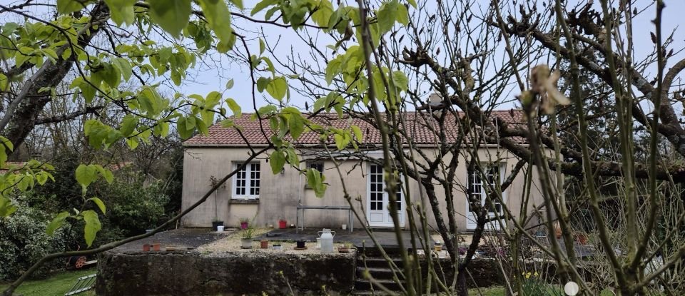 Country house 4 rooms of 93 m² in Breuil-Barret (85120)