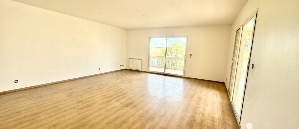 Maison traditionnelle 7 pièces de 175 m² à Laudun-l'Ardoise (30290)