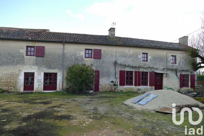 Village house 5 rooms of 210 m² in Chef-Boutonne (79110)