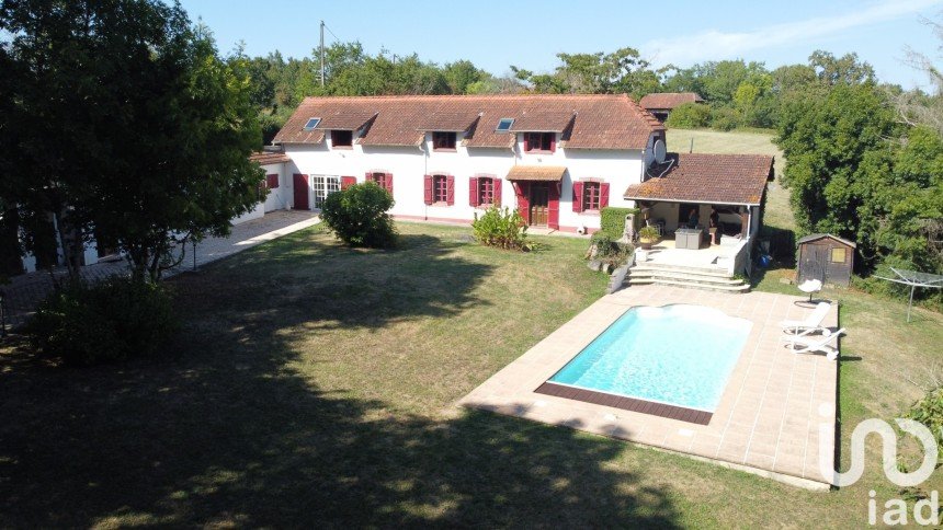 House 8 rooms of 208 m² in Moncaup (64350)