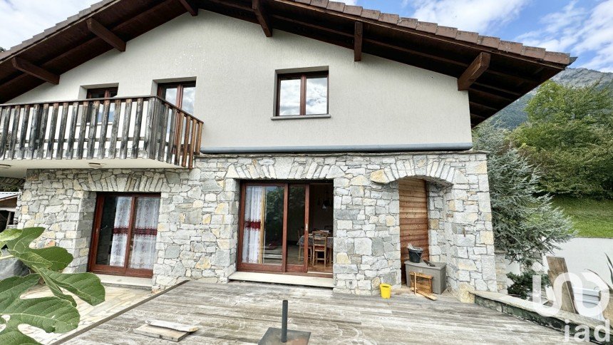 Traditional house 6 rooms of 191 m² in Thyez (74300)